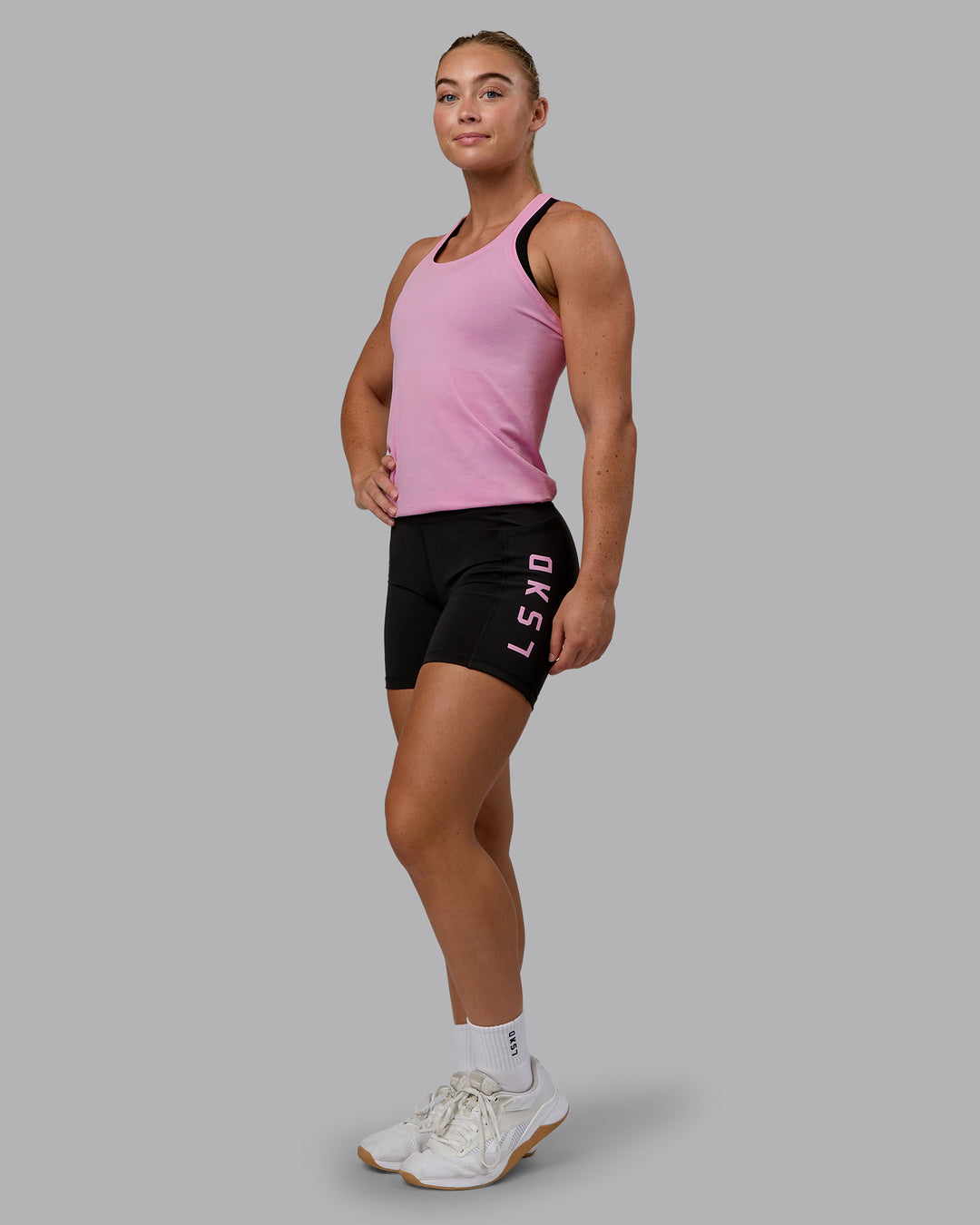 Woman wearing AeroFLX+ Seamless Tank - Pirouette/Bubblegum