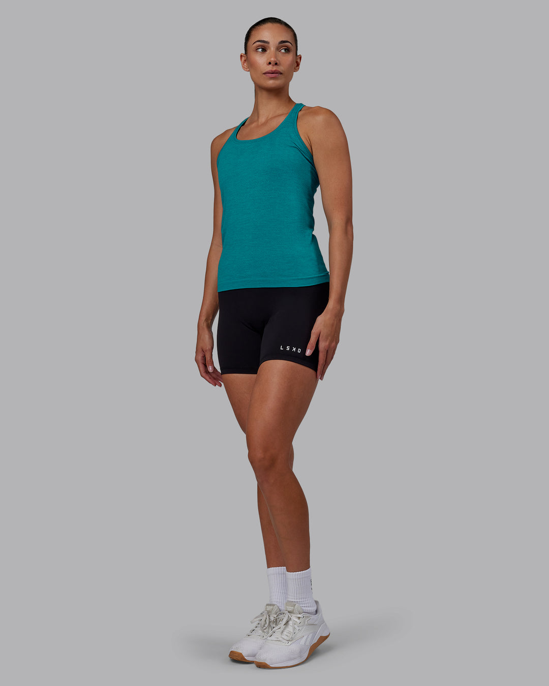 Woman wearing AeroFLX+ Seamless Tank - Blue Bird Marl