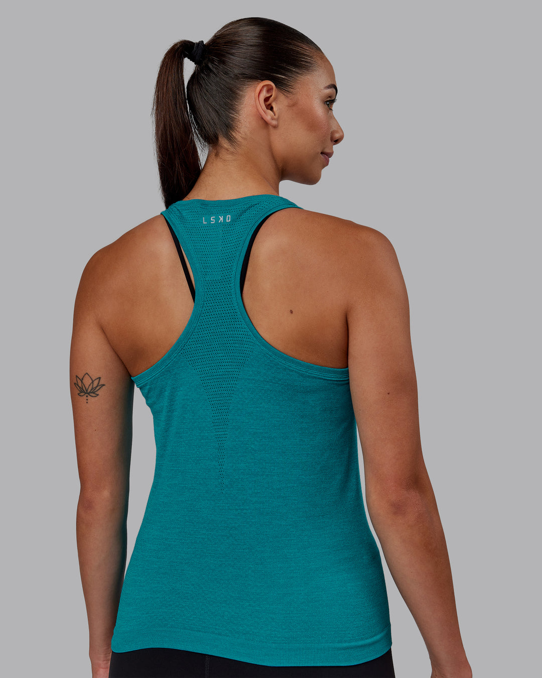 Woman wearing AeroFLX+ Seamless Tank - Blue Bird Marl