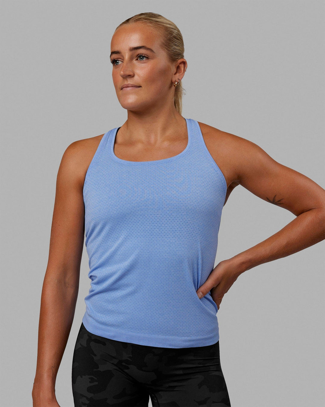 Woman wearing AeroFLX+ Seamless Tank - Cornflower Blue Marl