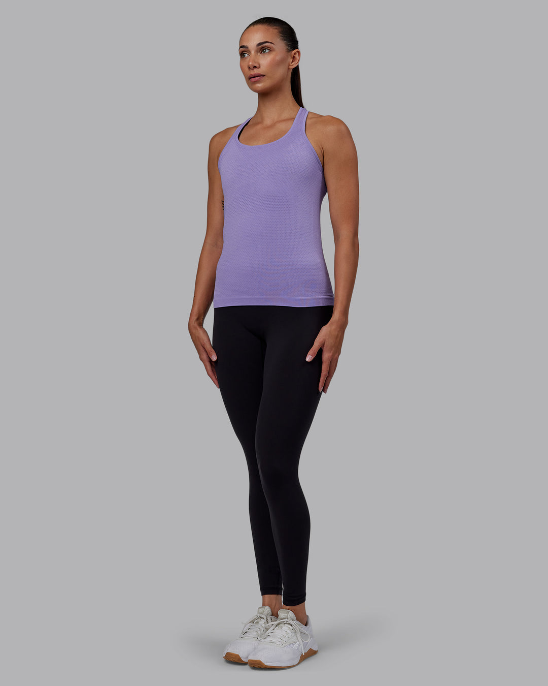 Woman wearing AeroFLX+ Seamless Tank - Dahlia Purple Marl