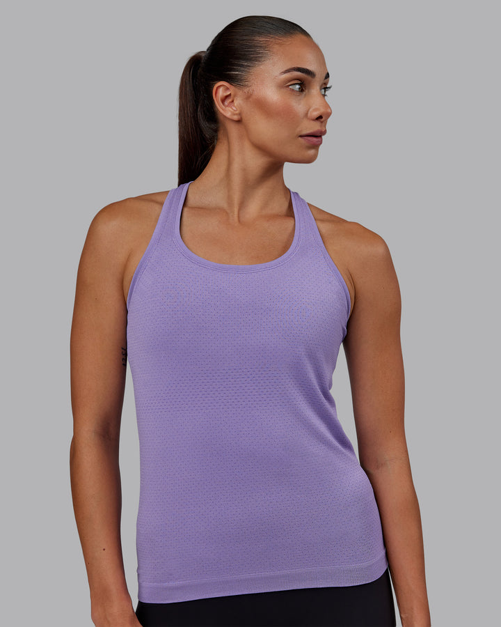 Woman wearing AeroFLX+ Seamless Tank - Dahlia Purple Marl
