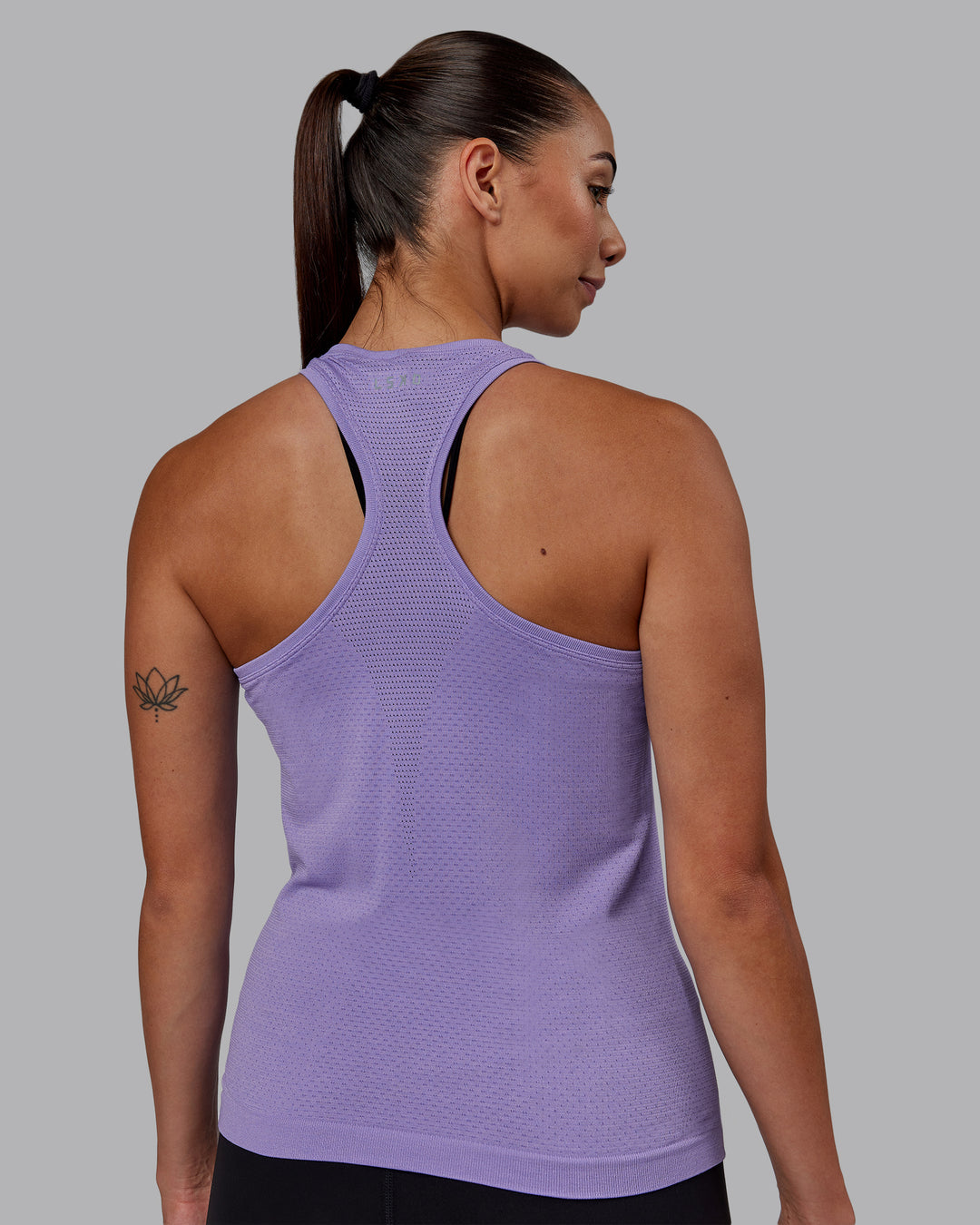 Woman wearing AeroFLX+ Seamless Tank - Dahlia Purple Marl