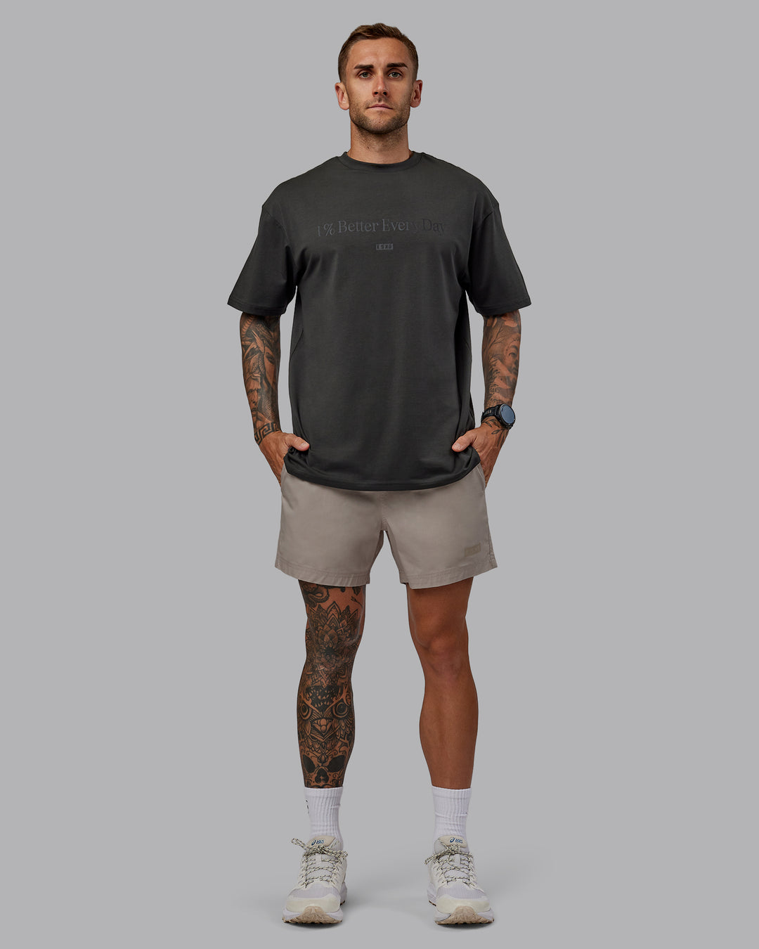 Man wearing Daily 5&quot; Shorts - Shale Beige