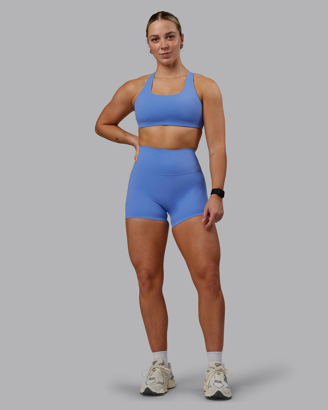 Woman wearing Elixir X-Short Tights - Ultramarine