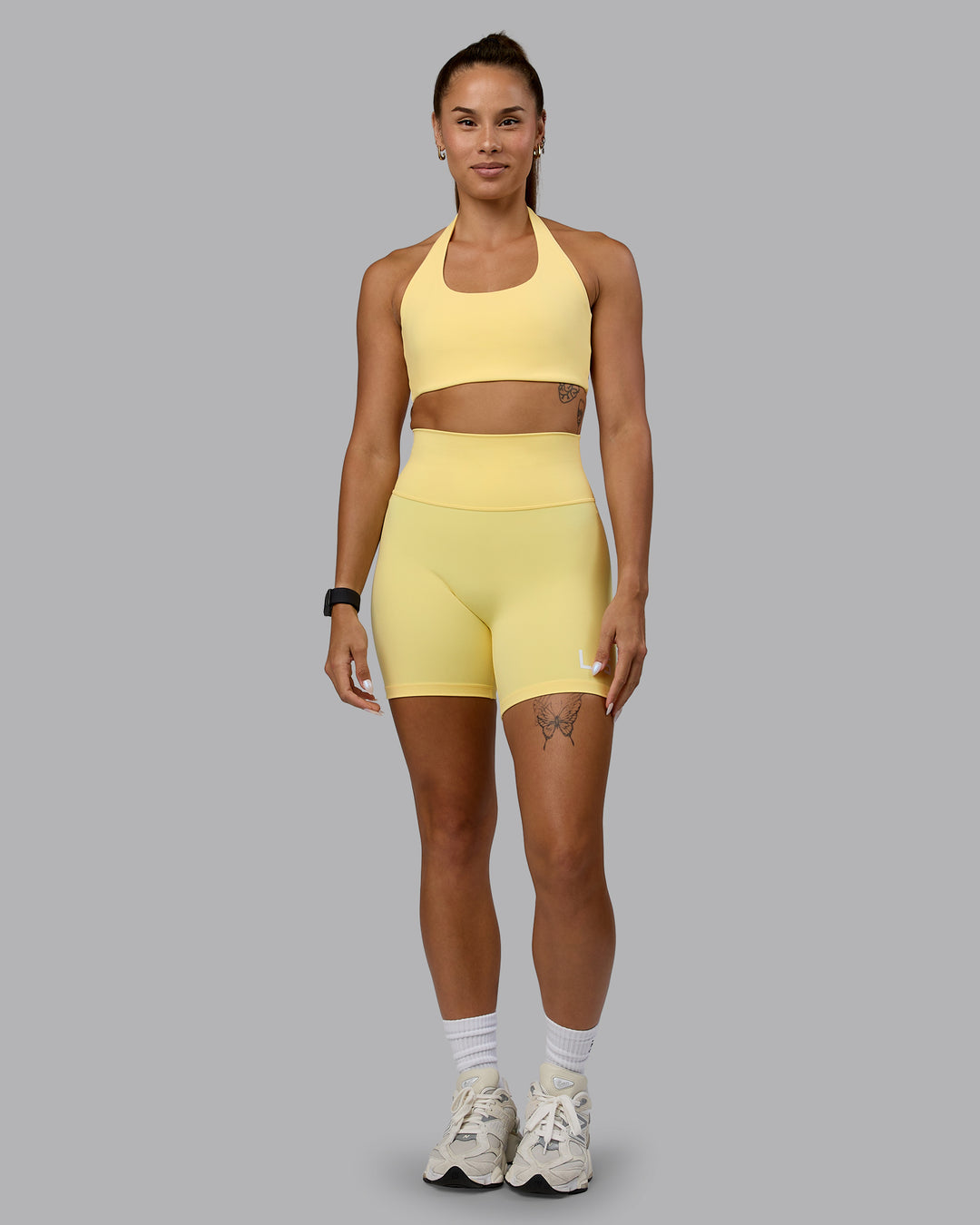 Woman wearing Evolved Mid Short Tights - Lemon-White