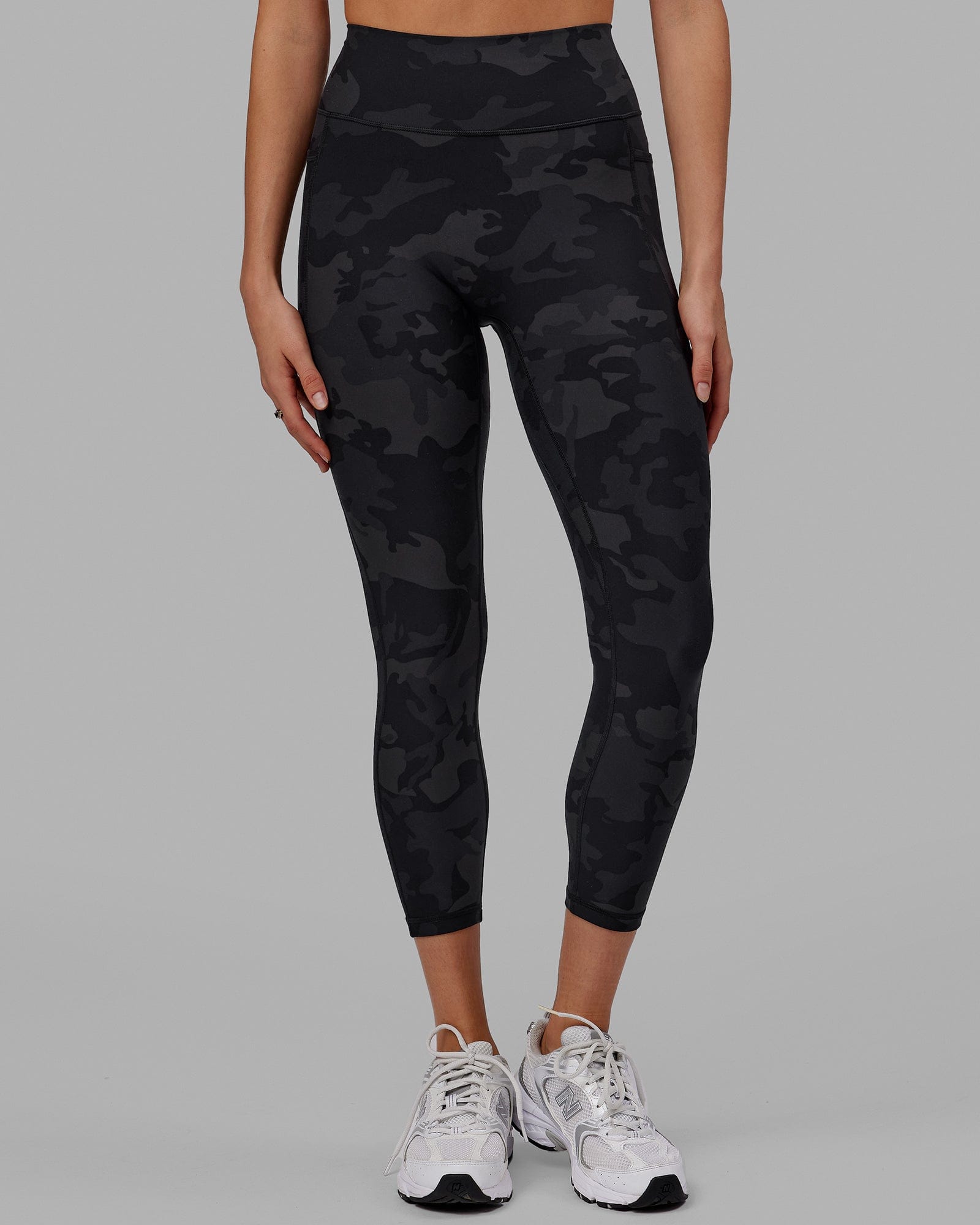 JUST-DRY Women Grey & Black 7/8 High Waist Camo Print Tights – Laasa Sports