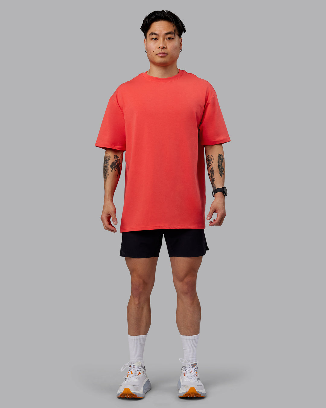 Man wearing Unisex Love The Run FLXCotton Tee Oversize - Cayenne-Black