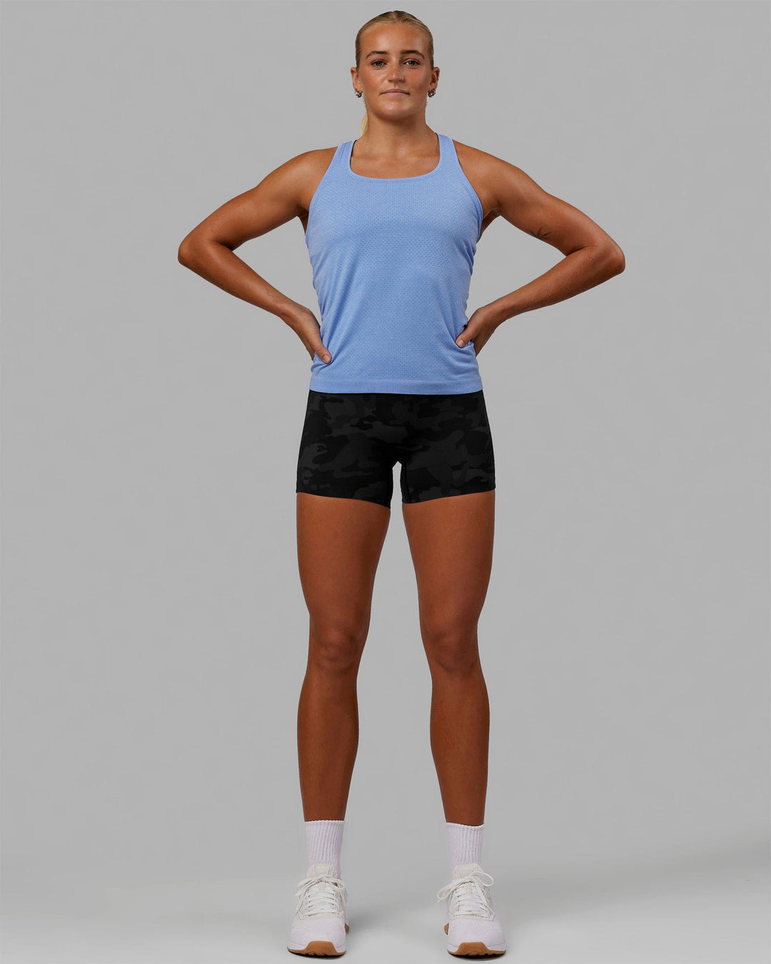 Woman wearing AeroFLX+ Seamless Tank - Cornflower Blue Marl