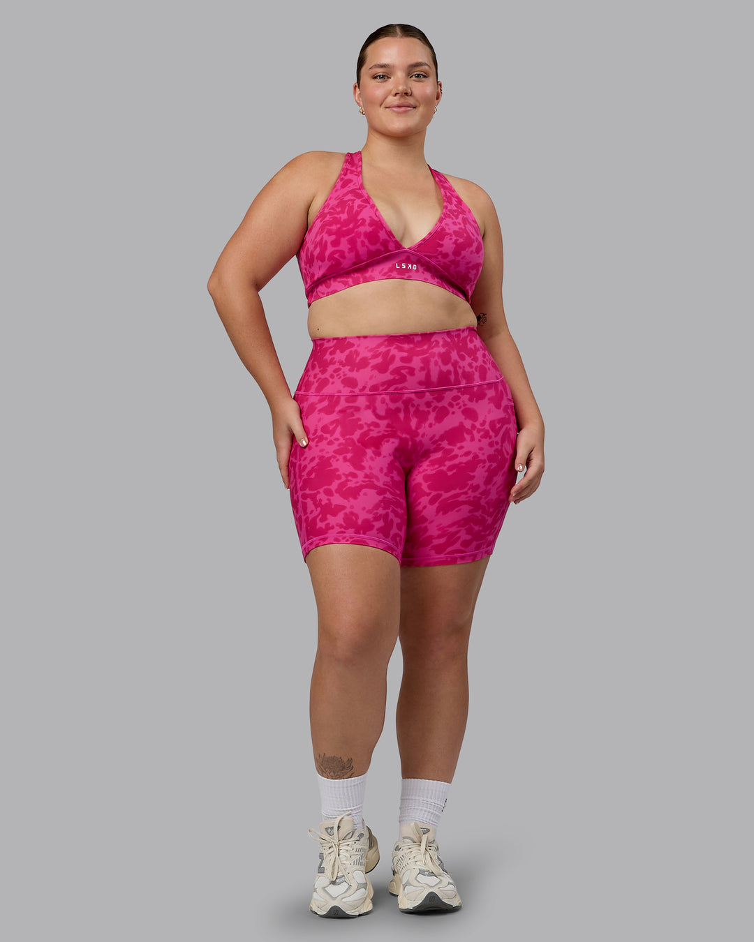 Woman wearing Fusion Mid Short Tights - Strawberry-Lava Lamp