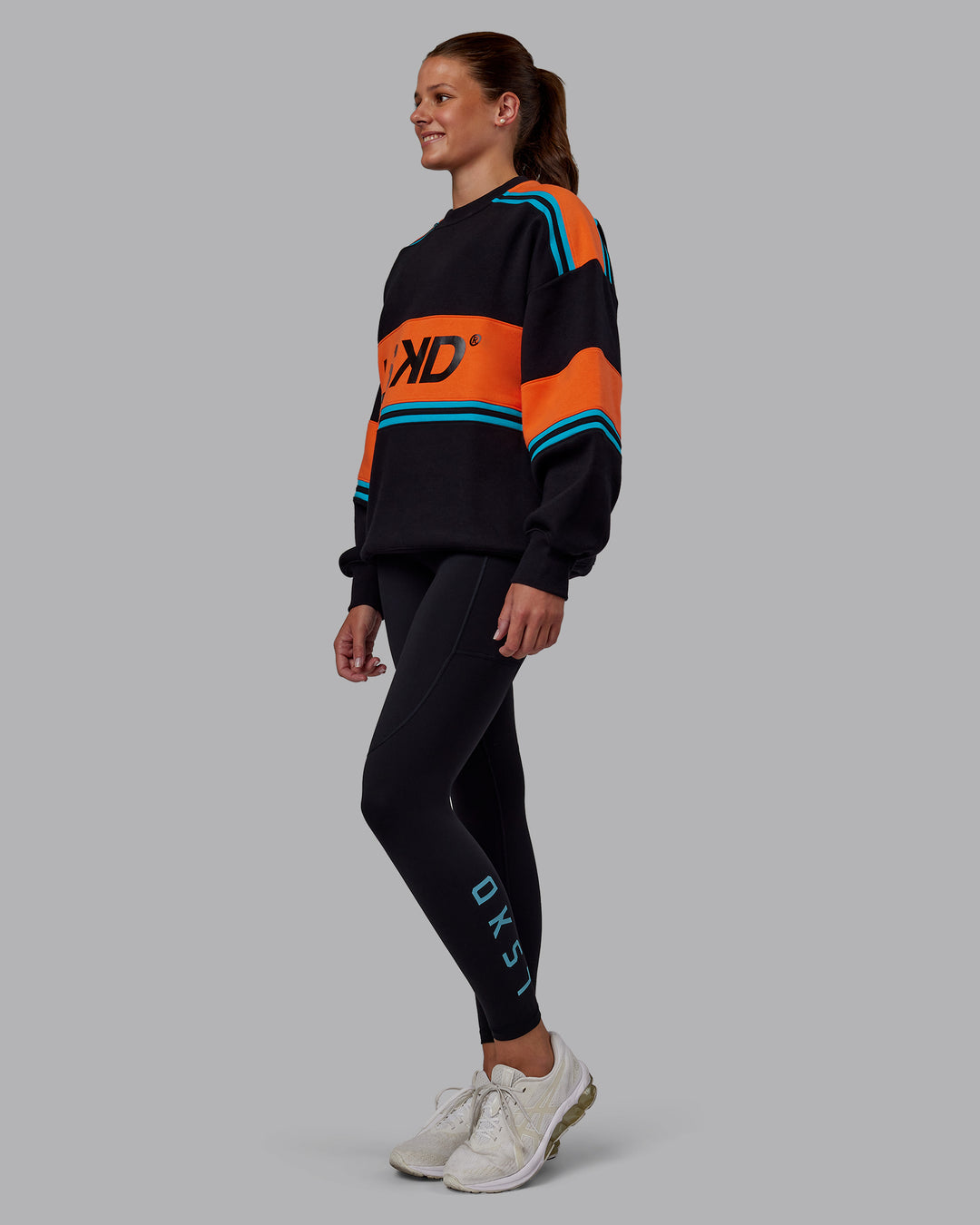 Woman wearing A-Team Sweater Oversize - Black-Ultra Orange | Model:Phoebe | Size:XS