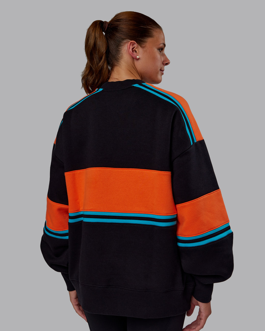 Woman wearing A-Team Sweater Oversize - Black-Ultra Orange | Model:Phoebe | Size:XS